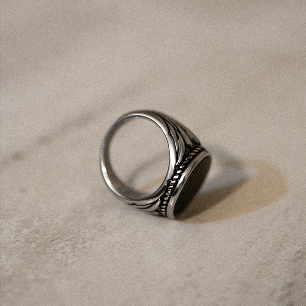 18k Silver Onyx Ring - Picture 4 of 8